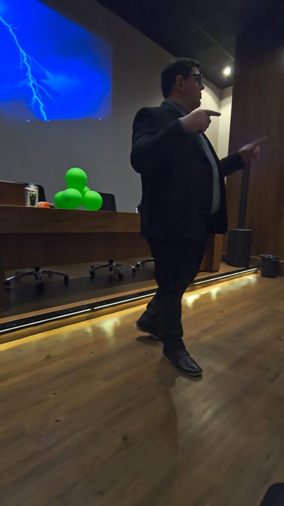 Olizar Macedo ministrando palestra corporativa sobre liderança preventiva