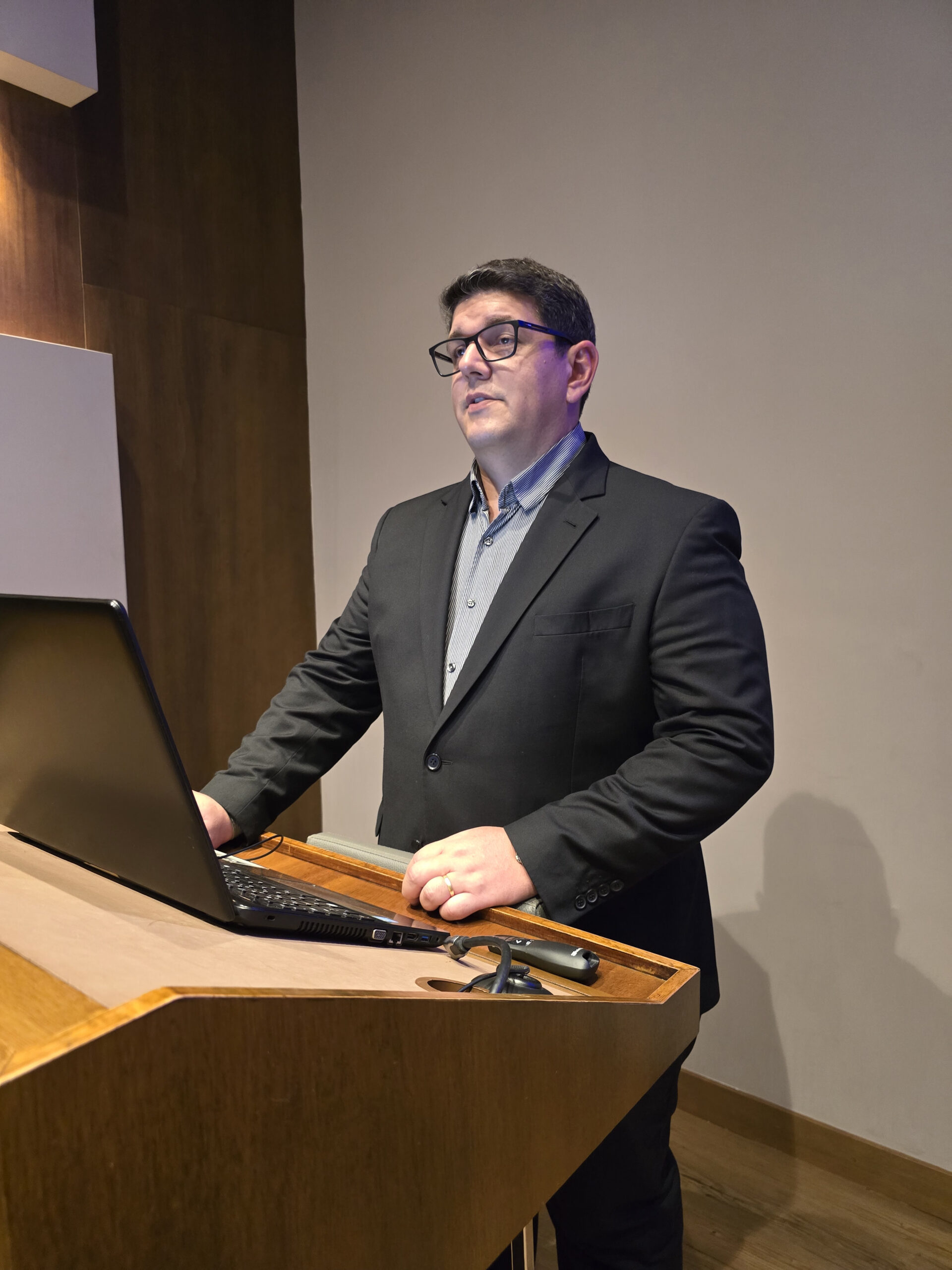 Olizar Macedo em palestra sobre comunicação no trabalho