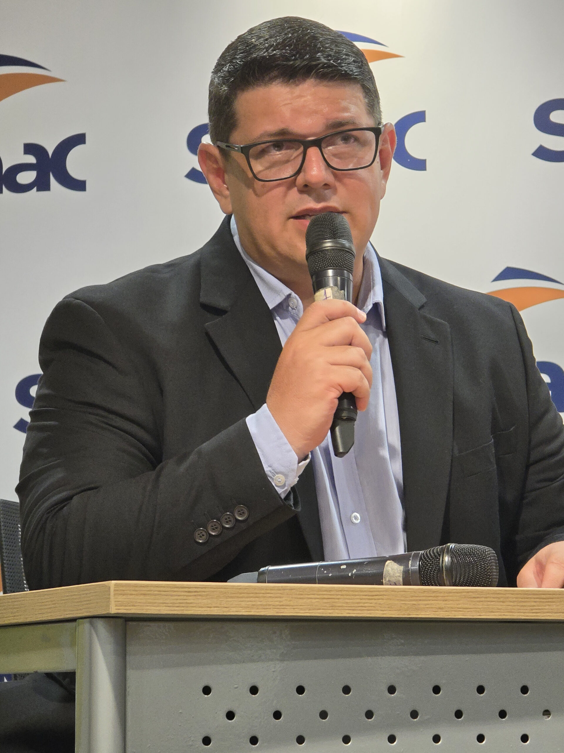 Olizar Macedo em palestra sobre feedback e liderança para empresas